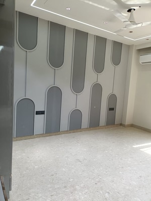 Building Lobby in 3 BHK Builder Floor at Unitech South City II, Sector 50 – for Sale