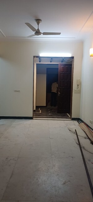 Room in 3 BHK Builder Floor at Sarvodaya Enclave – for Rent