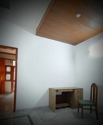 Room in 2 BHK Builder Floor at Sector 39 – for Rent