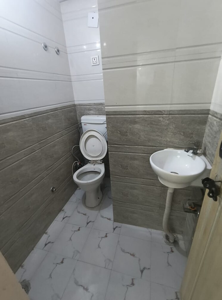 Bathroom, sector 22 3 Bedroom 162 Sq.Mt. Villa In Sector 22 Noida 9311347