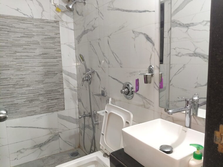 Bathroom, hubtown-hillcrest 2 Bedroom 850 Sq.Ft. Apartment In Andheri East Mumbai 9311437