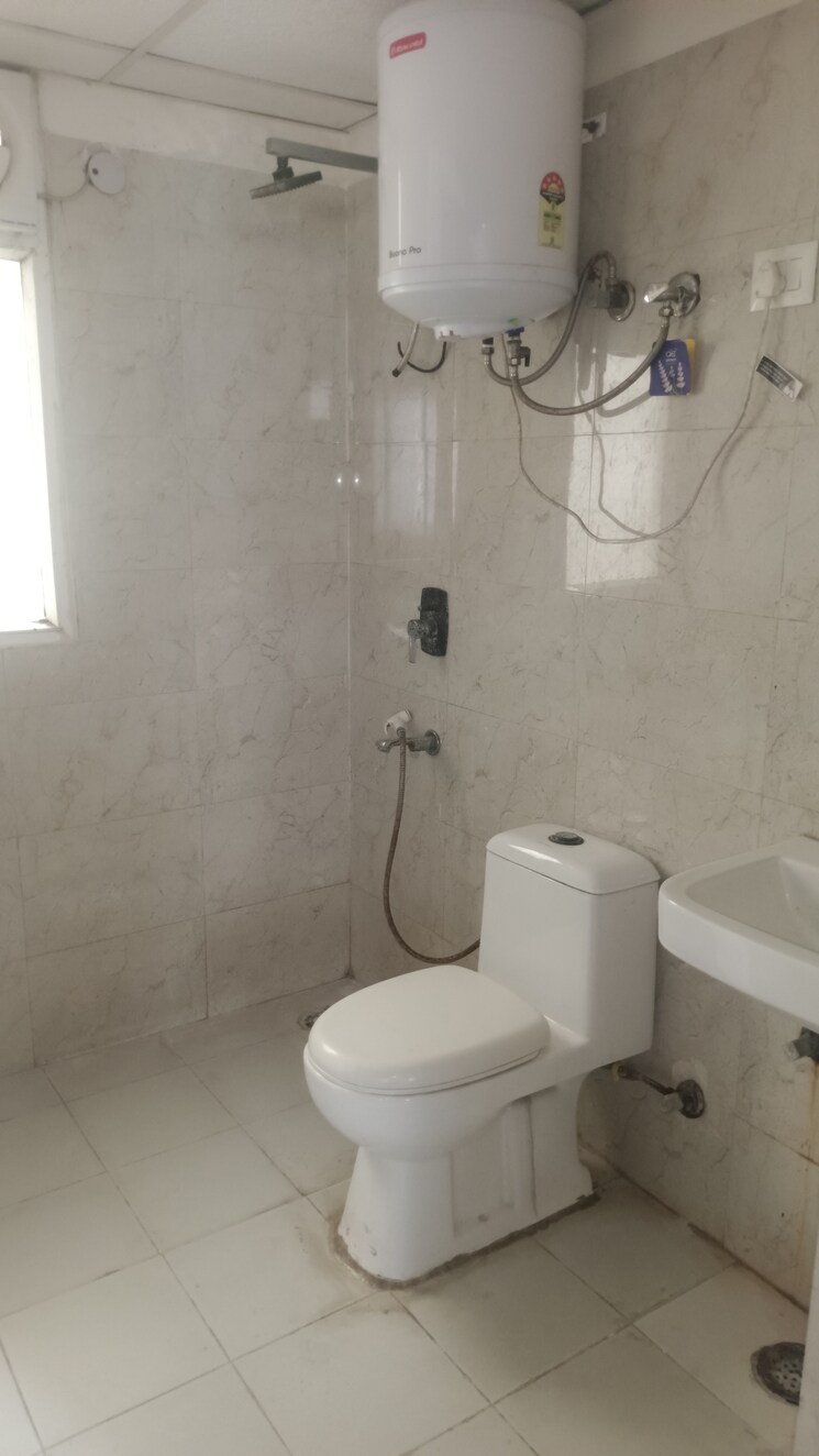 Bathroom, sethi-max-royal 2 Bedroom 895 Sq.Ft. Apartment In Sector 76 Noida 9311440