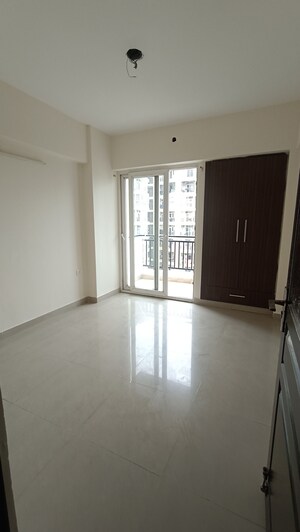 Room in 2 BHK Apartment at Sethi Max Royal, Sector 76 – for Rent