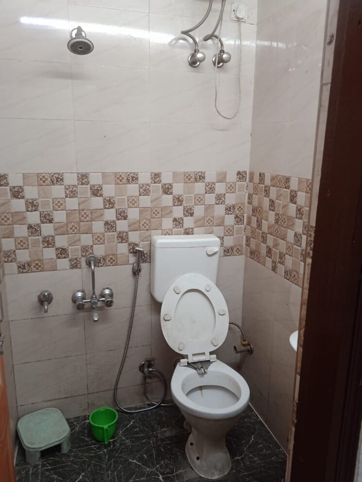 Bathroom, lajpat nagar 1 Bedroom 400 Sq.Ft. Builder Floor In Lajpat Nagar Delhi 9311471