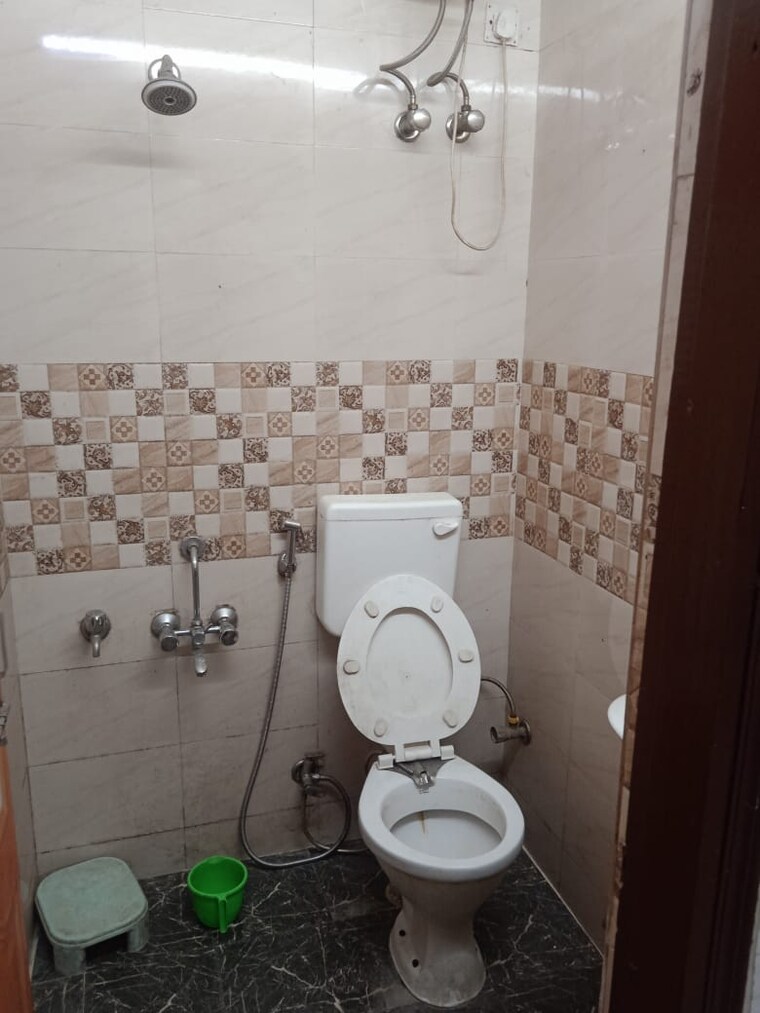 Bathroom, lajpat nagar 1 Bedroom 400 Sq.Ft. Builder Floor In Lajpat Nagar Delhi 9311471