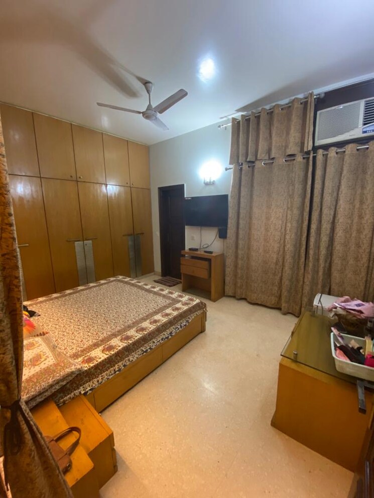 Bedroom, savita vihar 4 Bedroom 2700 Sq.Ft. Builder Floor In Savita Vihar Delhi 9311506
