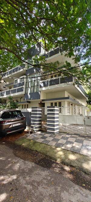 6+ BHK Independent House For Sale in Banjara Hills