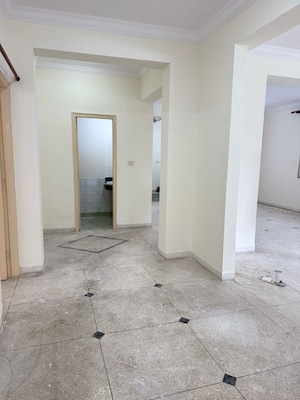 Room in 3.5 BHK Apartment at Unitech Ivory Towers, Sector 40 – for Rent