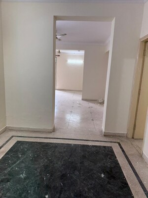 Room in 3.5 BHK Apartment at Unitech Ivory Towers, Sector 40 – for Rent