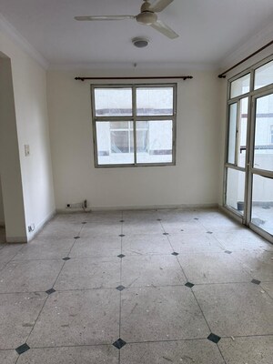 Room in 3.5 BHK Apartment at Unitech Ivory Towers, Sector 40 – for Rent