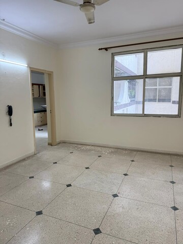 Room in 3.5 BHK Apartment at Unitech Ivory Towers, Sector 40 – for Rent