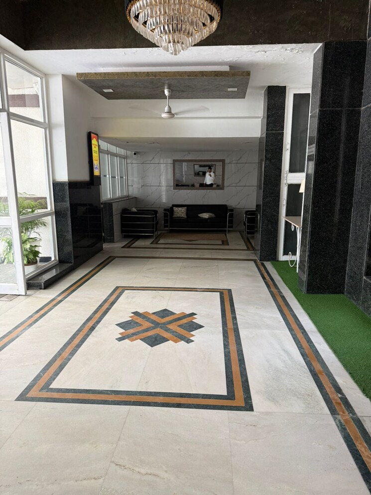  Parking, unitech-ivory-towers 3.5 Bedroom 2200 Sq.Ft. Apartment In Sector 40 Gurgaon 9311675