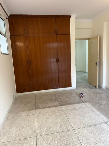 Room in 3.5 BHK Apartment at Unitech Ivory Towers, Sector 40 – for Rent