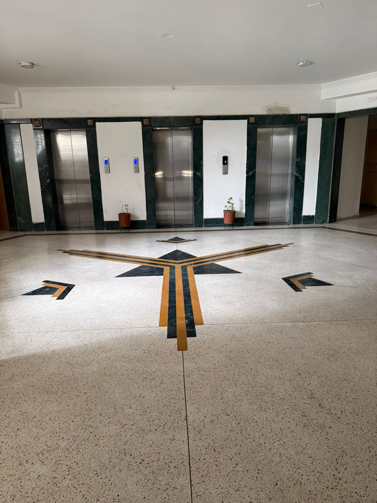 3.5 BHK + Servant Room Apartment For Rent in Unitech Ivory Towers