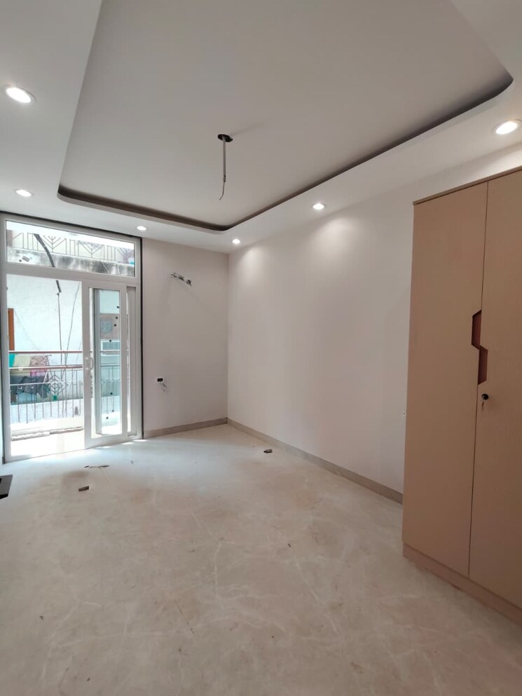 Room, east of kailash 3 Bedroom 1300 Sq.Ft. Builder Floor In East Of Kailash Delhi 9311746