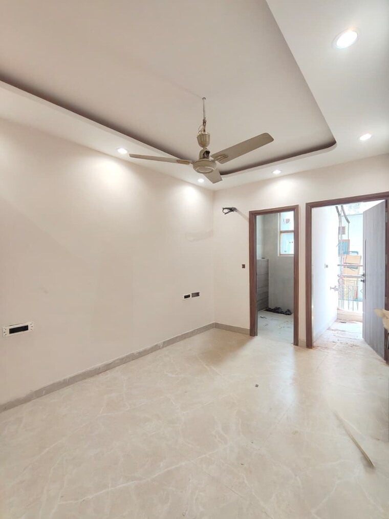 Room, east of kailash 3 Bedroom 1300 Sq.Ft. Builder Floor In East Of Kailash Delhi 9311746
