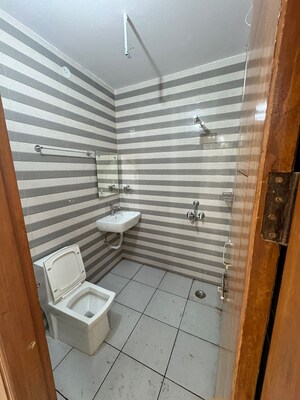 Bathroom in 2 BHK Builder Floor at Sector 40 – for Rent