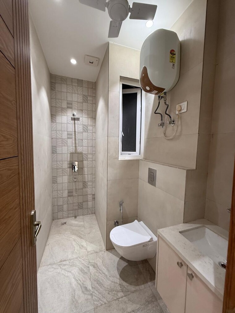 Bathroom, east of kailash 3 Bedroom 1300 Sq.Ft. Builder Floor In East Of Kailash Delhi 9311770
