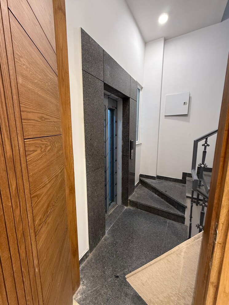 Balcony, east of kailash 3 Bedroom 1300 Sq.Ft. Builder Floor In East Of Kailash Delhi 9311770