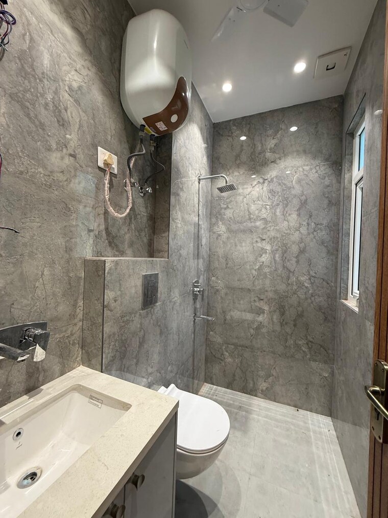 Bathroom, east of kailash 3 Bedroom 1300 Sq.Ft. Builder Floor In East Of Kailash Delhi 9311770