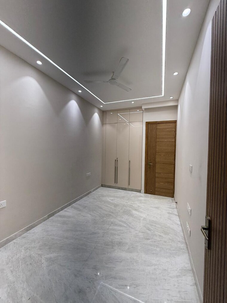 Room, east of kailash 3 Bedroom 1300 Sq.Ft. Builder Floor In East Of Kailash Delhi 9311770