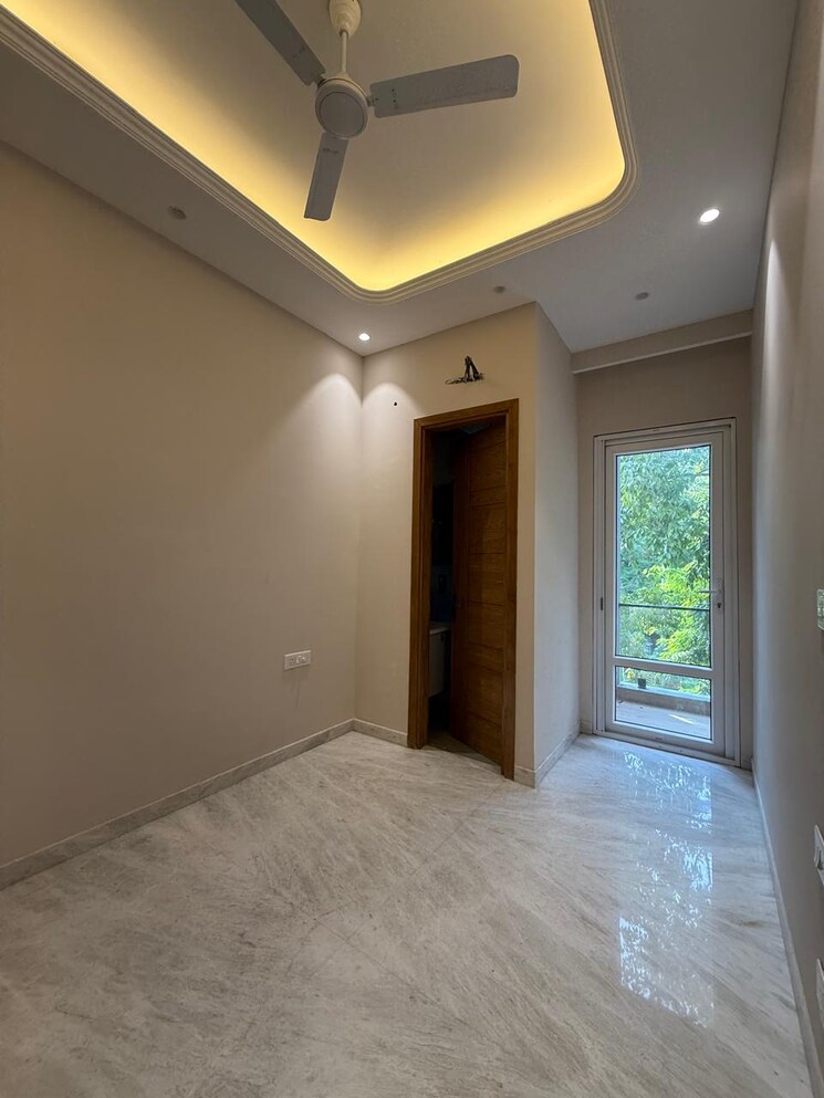 Room, east of kailash 3 Bedroom 1300 Sq.Ft. Builder Floor In East Of Kailash Delhi 9311770