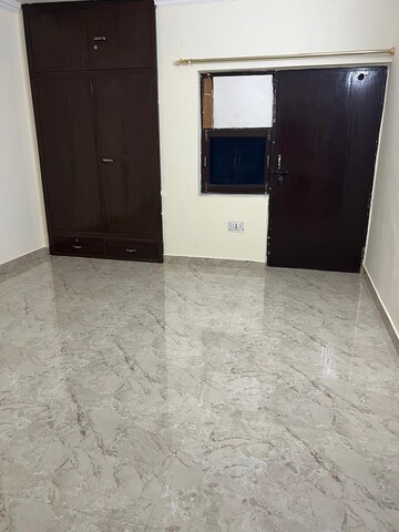Room in 2 BHK Builder Floor at Sector 40 – for Rent