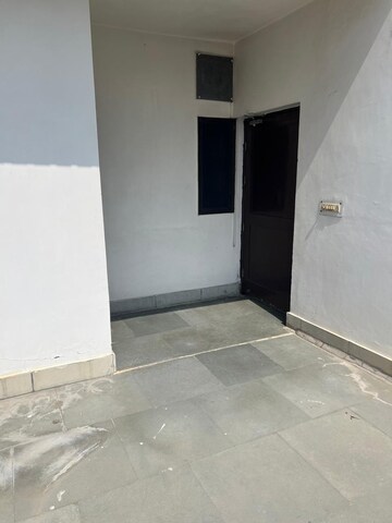 Room in 2 BHK Builder Floor at Sector 40 – for Rent