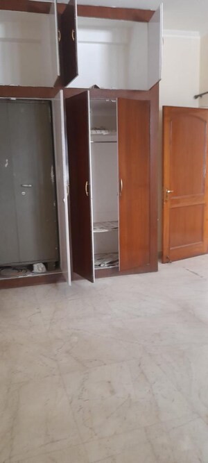 Room in 2 BHK Builder Floor at Sector 31 – for Rent