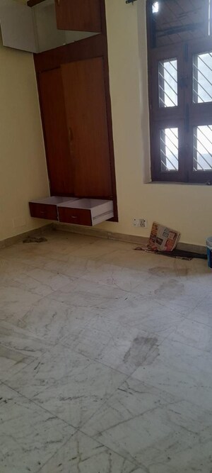 Room in 2 BHK Builder Floor at Sector 31 – for Rent