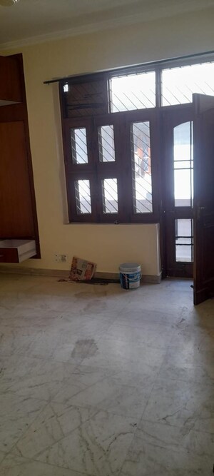 Room in 2 BHK Builder Floor at Sector 31 – for Rent