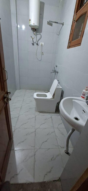 Master Bedroom in 2 BHK Builder Floor at Sector 40 – for Rent