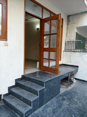 Room in 2 BHK Builder Floor at Sector 40 – for Rent