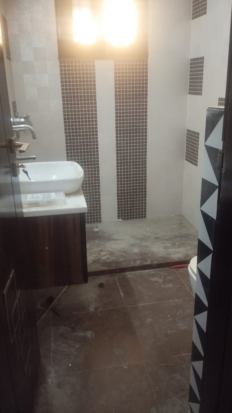 Bathroom, sector 40 3 Bedroom 3000 Sq.Ft. Independent House In Sector 40 Noida 9312158