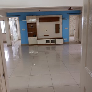 Room in 4 BHK Apartment at Ozone Evergreens, Haralur Road – for Rent