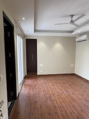 Room in 4 BHK Builder Floor at Super Mart 1, Sector 27 – for Rent