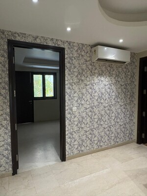 Room in 4 BHK Builder Floor at Super Mart 1, Sector 27 – for Rent