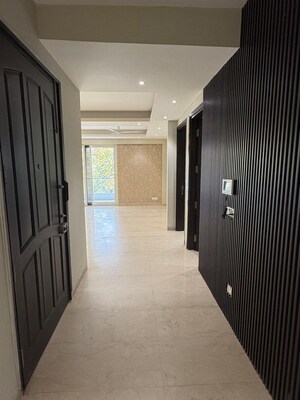 Building Lobby in 4 BHK Builder Floor at Super Mart 1, Sector 27 – for Rent