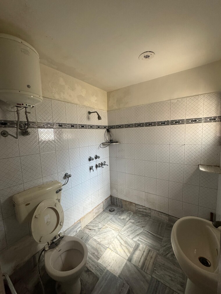 Bathroom, sector 46 2 Bedroom 700 Sq.Ft. Builder Floor In Sector 46 Chandigarh 9312203