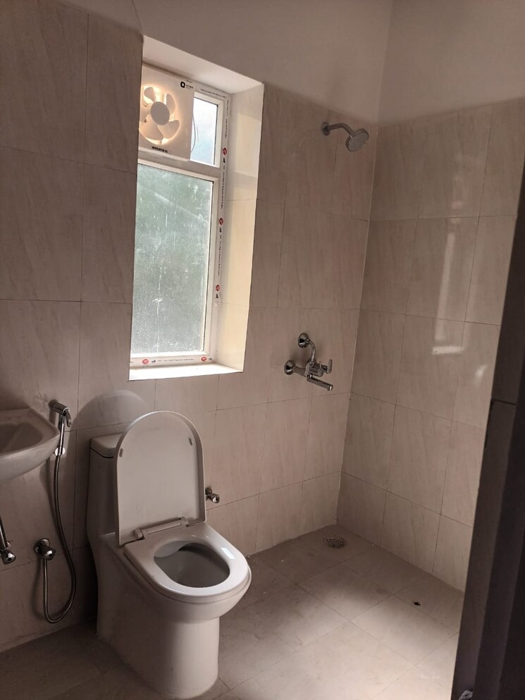 Bathroom, arun-vihar-sector-37 2 Bedroom 1050 Sq.Ft. Apartment In Sector 37 Noida 9312193