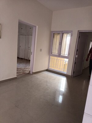 Room in 2 BHK Apartment at Arun Vihar Sector 37, Sector 37 – for Sale