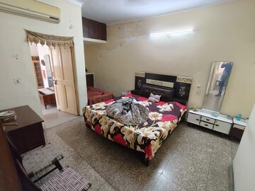 Bedroom in 4 BHK Builder Floor at Green Fields Colony – for Rent