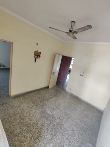 Room in 4 BHK Builder Floor at Green Fields Colony – for Rent