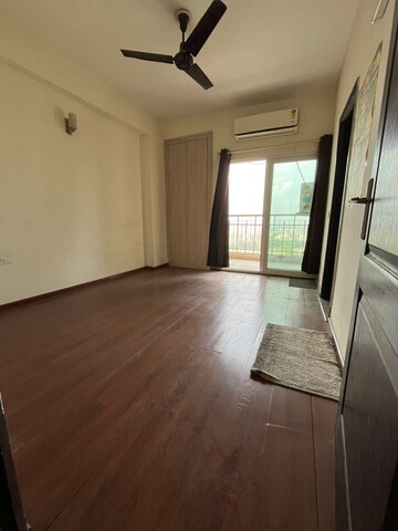 Room in 3 BHK Apartment at Sunworld Vanalika, Sector 107 – for Rent