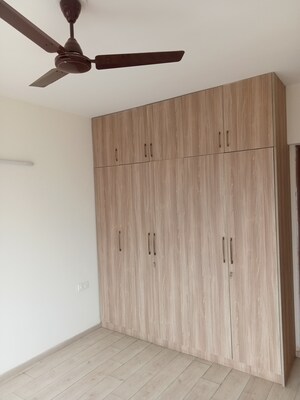 Room in 4 BHK Apartment at Bhawna Apartment, Sector 43 – for Rent