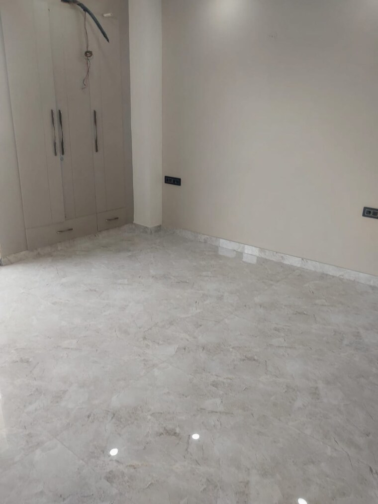 Room, sector 31 4 Bedroom 350 Sq.Yd. Builder Floor In Sector 31 Faridabad 9312281