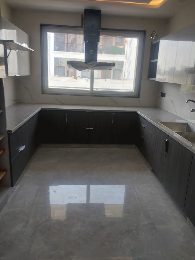 Kitchen, sector 31 4 Bedroom 350 Sq.Yd. Builder Floor In Sector 31 Faridabad 9312281