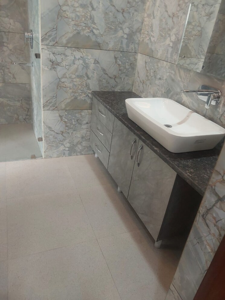Bathroom, sector 31 4 Bedroom 350 Sq.Yd. Builder Floor In Sector 31 Faridabad 9312281