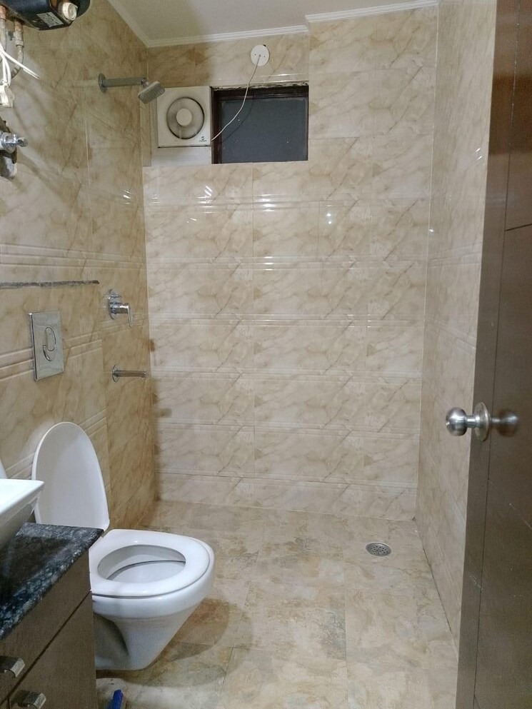 Bathroom, golden-crest 3 Bedroom 1960 Sq.Ft. Builder Floor In Sector 52 Gurgaon 9312320