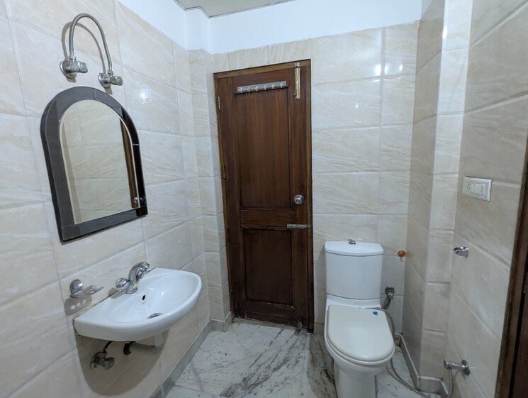 Bathroom, rwa-residential-society-sector-46 3 Bedroom 1690 Sq.Ft. Builder Floor In Sector 46 Gurgaon 9312360